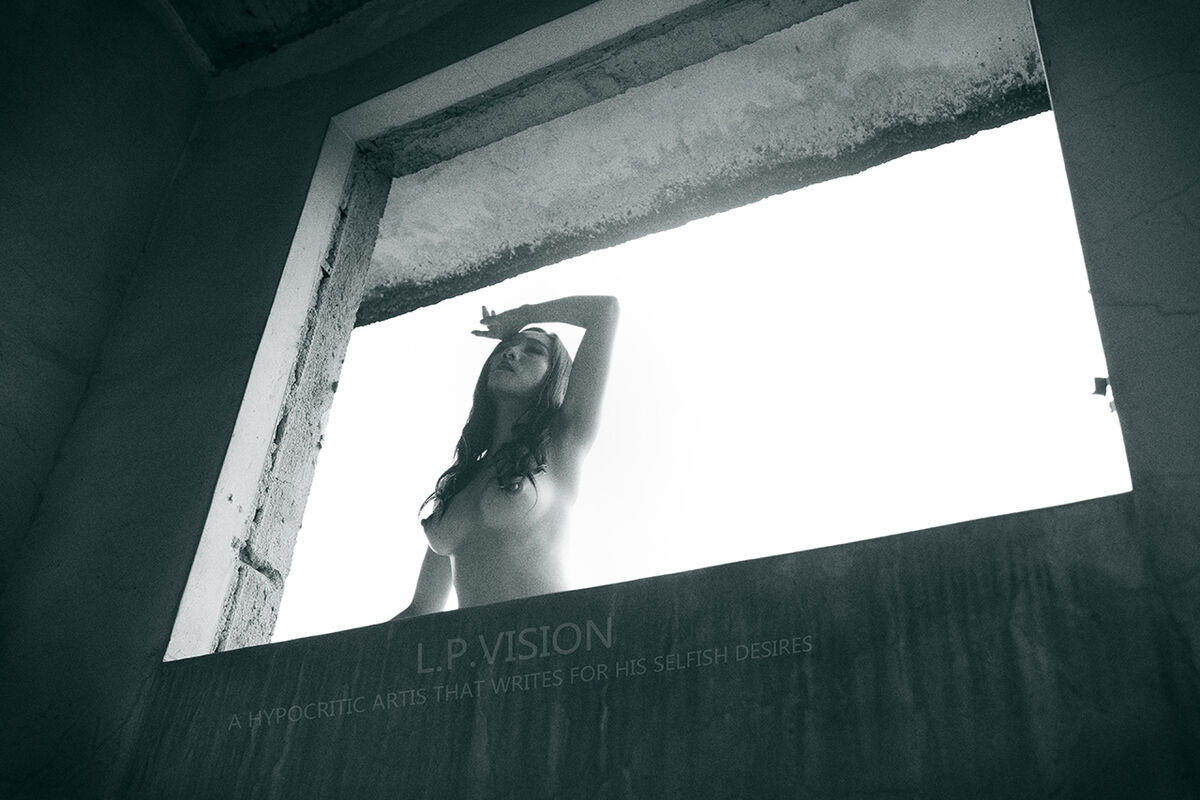 アムステルダムの乱交パーティーへようこそ！まずは、変態ジュリーとアイダのレズプレイから始まったと思ったら、いきなり巨根が2本登場し、4P乱交ファックへ突入。そして、狂ったようにザーメンを求める2人にザーメン嵐！お次は巨乳美熟女、サブリナが12人のチンポを相手に1人でイカせ、ハードコアな二穴同時セックスも魅せます！男も女も変態極まりないアムステルダムならではのザーメン飛び散るハードコアな乱交パーティーをお楽しみください！