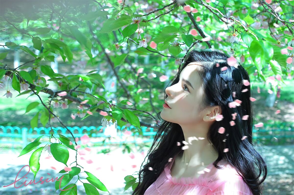 伸进衣服揉捏她的胸漫画 - 高清高清完整版播放